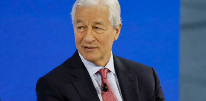 El CEO de JP Morgan llega al país para reunirse con Caputo en medio de las tensiones financieras