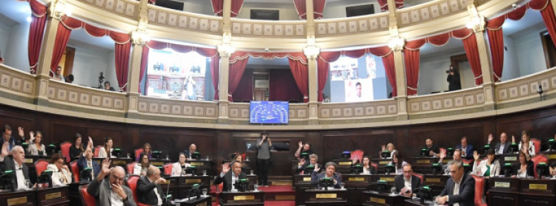 El Senado bonaerense aprobó el Presupuesto 2026 y la Ley Fiscal Impositiva, pero postergó el debate por el endeudamiento