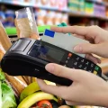 Advierten sobre el uso de la tarjeta para compras esenciales: «No deja de llamar la atención»