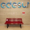 Edesur reforzó su mensaje contra la violencia hacia las mujeres con un Banco Rojo