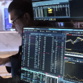 El riesgo país cerró en 500 puntos y las acciones argentinas treparon hasta 10% en Wall Street