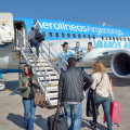 Aerolíneas Argentinas eliminó el equipaje de mano gratuito: cuánto costará viajar con carry on