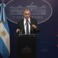 Caputo dijo que “el riesgo país no baja por el riesgo kuka” y que “la situación de Adorni no tiene impacto en la economía”