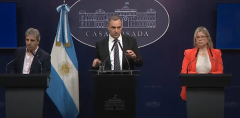 Caputo dijo que “el riesgo país no baja por el riesgo kuka” y que “la situación de Adorni no tiene impacto en la economía”