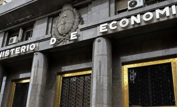 El Gobierno volvió a tener superávit financiero en mayo y ya alcanzó la mitad de la meta fiscal con el FMI