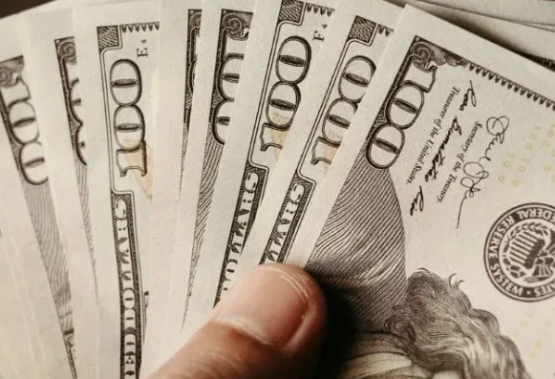 Retrocedió el dólar en el arranque de la semana: ¿a cuánto quedó del techo de la banda?