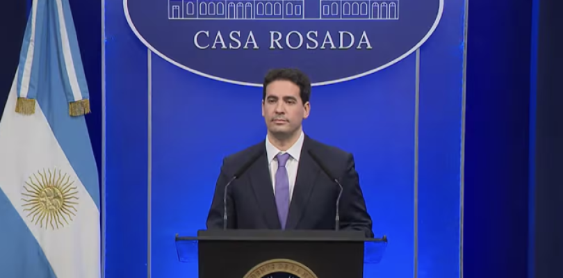 Primera conferencia de prensa: qué dijo el nuevo vocero sobre el rumbo económico, el dólar y el consumo