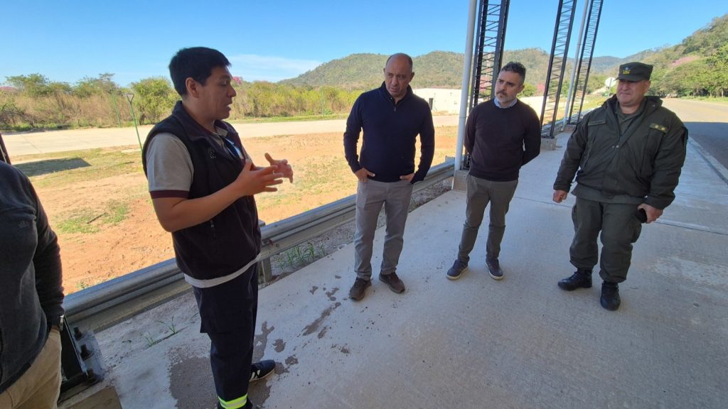 El titular de ARBA, Cristian Girard; el Ministro de Economía y Servicios Públicos, Roberto Dib Ashur; junto a Gendarmería y personal de la Dirección General de Rentas de Salta, en el puesto de control Salvador Mazza.