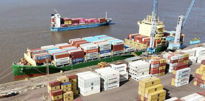 El paro en los puertos genera un caos en el comercio exterior: 140 buques parados y más de 500 trabajadores intimados