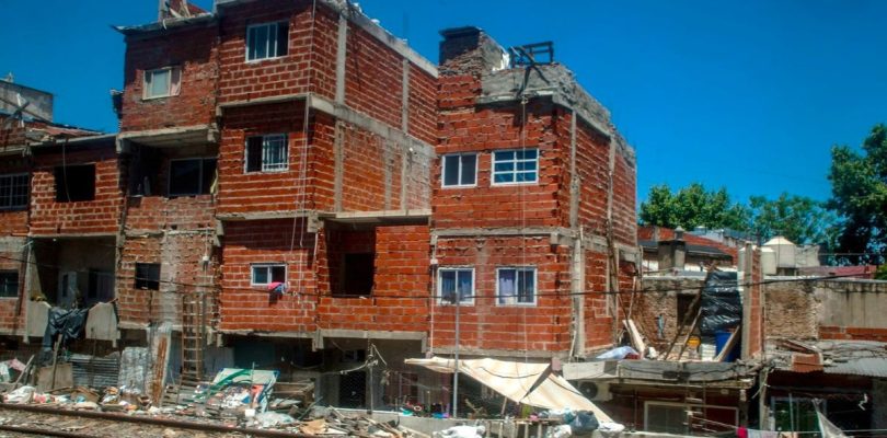 Golpe a la construcción ilegal: el Gobierno porteño limita el ingreso de materiales en La Carbonilla