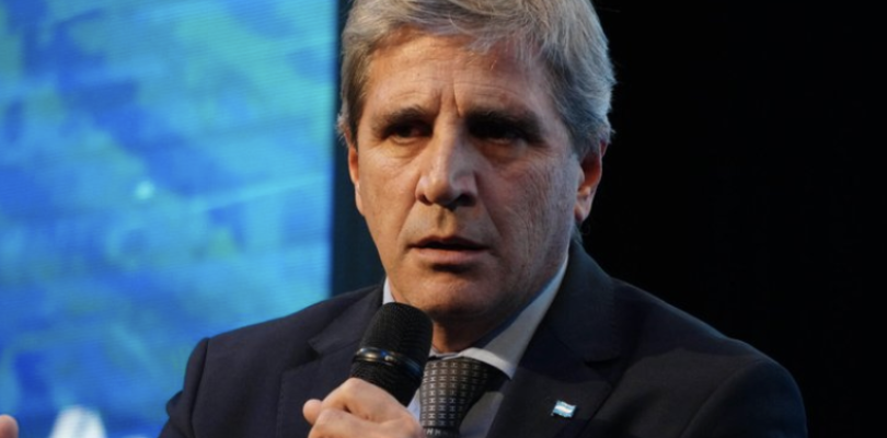 Caputo explicó la caída de la economía al 2,9%: lluvias, nevadas y el Mundial