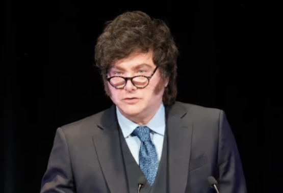 “Mientras ocupe la presidencia, el equilibrio fiscal seguirá existiendo”, dijo Milei tras recibir el premio al “economista más influyente”