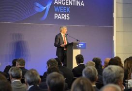 “El único riesgo en Argentina es perderse la oportunidad de invertir”, dijo Caputo en París