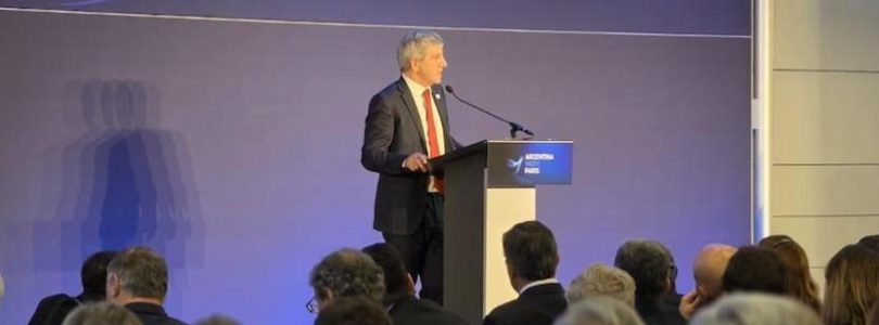“El único riesgo en Argentina es perderse la oportunidad de invertir”, dijo Caputo en París